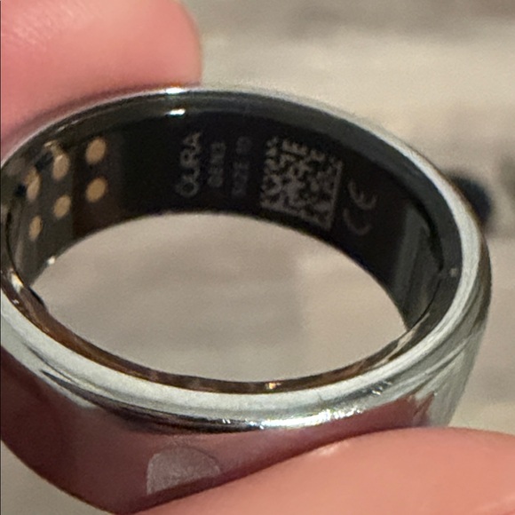 Oura Ring Generation 3 Size 10, Silver w/ Charging Dock - Picture 6 of 8